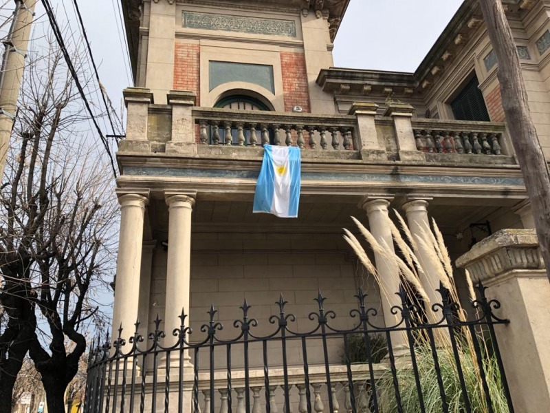 25 de mayo: banderas en comercios y casas para un festejo diferente